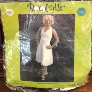 Marilyn Monroe Halloween Costume and wig